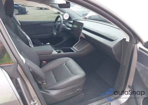 2026 Tesla Model Y z USA, uszkodzony, nr VIN 7SAYGDEE0TA381400